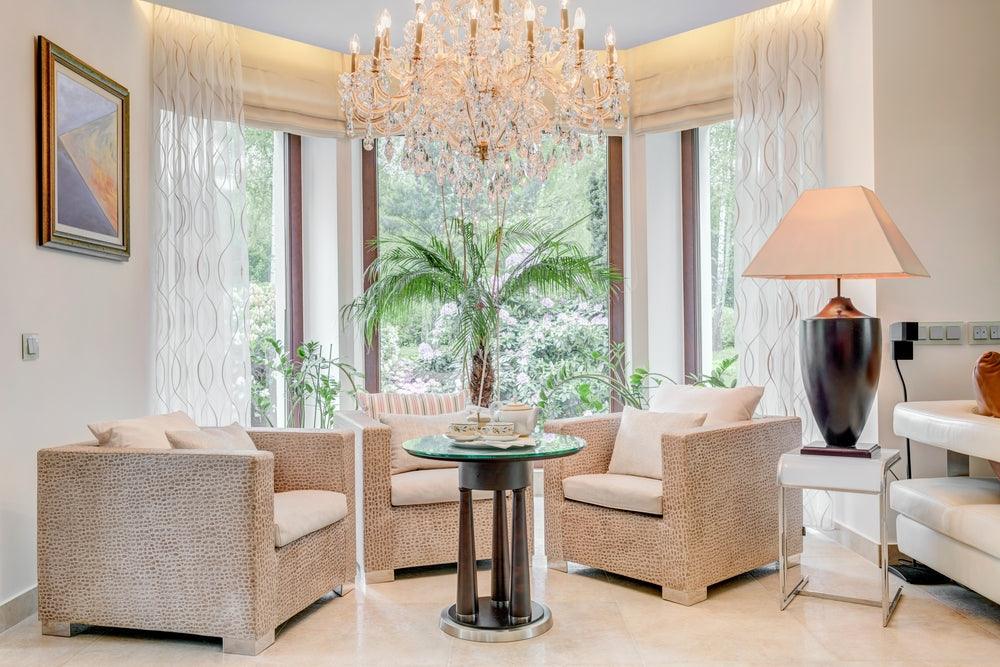 How to Dress a Bay Window With Blinds and Curtains